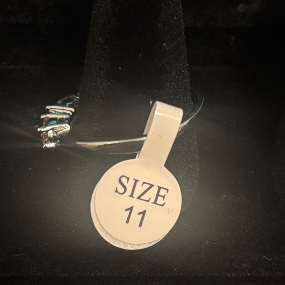 Elegant Silver and Pink Stone Ring - Picture 2 of 5